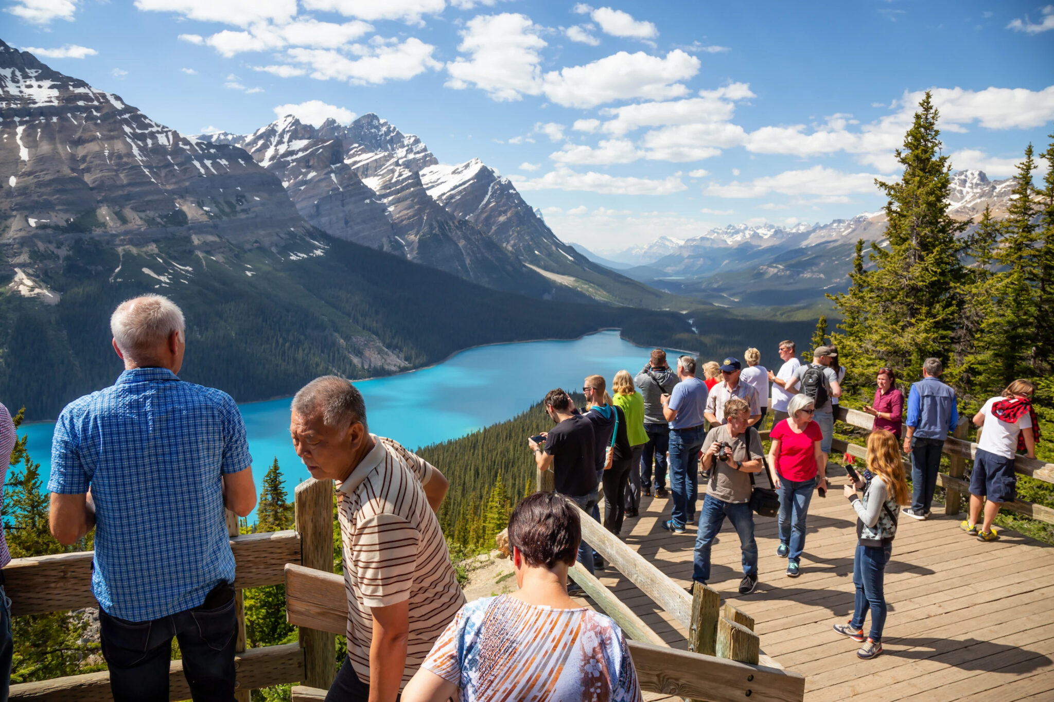 Crowds of tourists overlooking a lake in Banff.