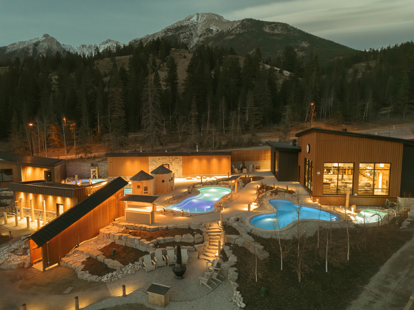 An outdoor Nordic spa with the mountains in the backdrop