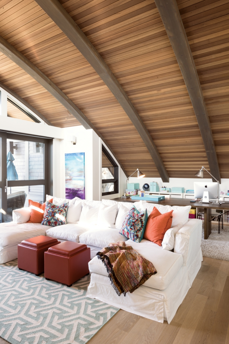 The impressive curved timber roof adds both a distinctive look and a coziness to the space.