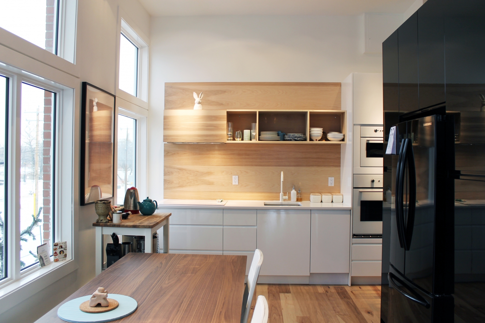 Tyl and Bassett used a combination of rustic wood and high-gloss black-and-white cabinetry to create a modern yet inviting space.