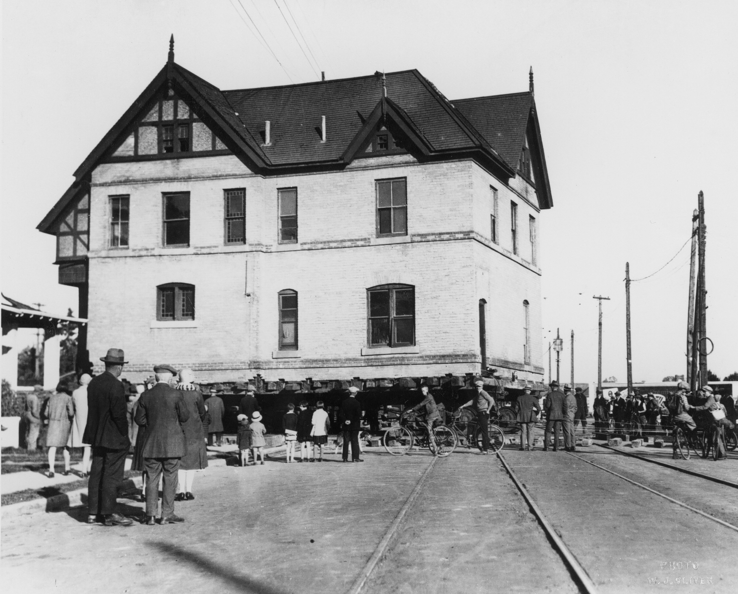 The Costigan house being moved across 17 Avenue S.W. in 1928.